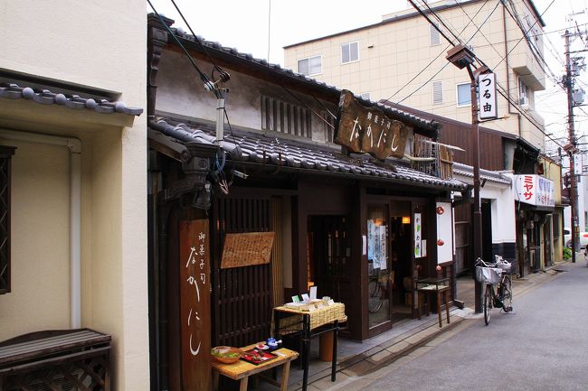 奈良町の西側にある大正時代に創業した御菓子処「なかにし」です。上品でおいしそうな和菓子が並んでいたので立ち寄ってみました。