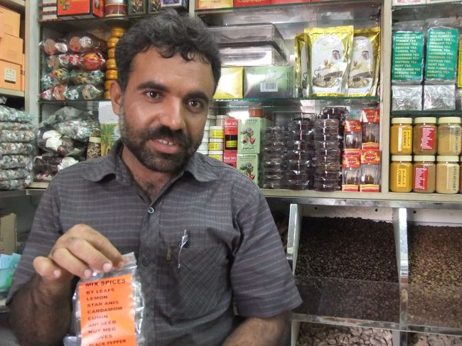 このおじさんからサフランを購入。<br />5グラムで20ディルハムだったかな〜。