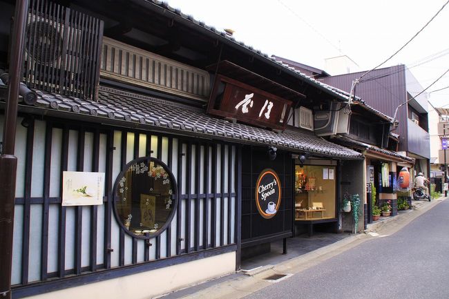 古くからの町家を利用・改装したおしゃれなカフェレストランもあります。