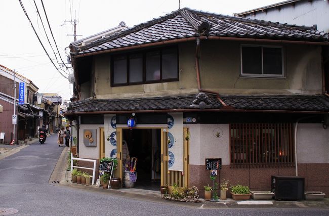 こちらは交差点の角に立つ、かつては料亭であったことがうかがえる建物です。