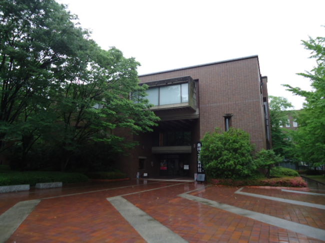 松ヶ崎駅から歩いて５分ほどのところにありました。今回も天気は雨。というか近畿地方は昨日梅雨入りしたとか言ってたしな。まぁ地元も今日は一日中雨予報だったけど。<br /><br />今回の企画展は前衛美術メインだったので、ほぼよくわからず。なんか画家本人がロープにぶら下がって足で描いたとかいう絵が・・・よーわかりません。肝心のポスターはいたるところに展示してありました。玄関に入ってすぐの壁、柱、階段、階段の踊り場など。ミュシャはなかったけど、シェレのポスターが色々と展示されてました。どれもオシャレだった。ああ、あと洋画も少し展示されてたんだけど浅井忠の「武士山狩図」がかっこよかったです。次はポスター芸術メインの企画展があったときにでも来てみるかな。<br /><br />ここはミュージアムショップがないっぽいので次の目的地、今回のメイン松柏美術館へ。<br /><br />ふたたびの奈良へ・・・。<br /><br />今回京都は他に見たい展覧会がなかったので一ヶ所のみ。まぁおそらく１０月頃に色々と見たい展覧会が重なってるのでそん時にでもいいかなと。<br />