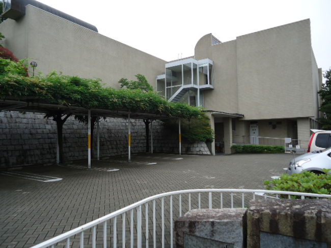 ここ美術館の裏手なのよね。ここからしか入れないっぽいんだけど。<br />