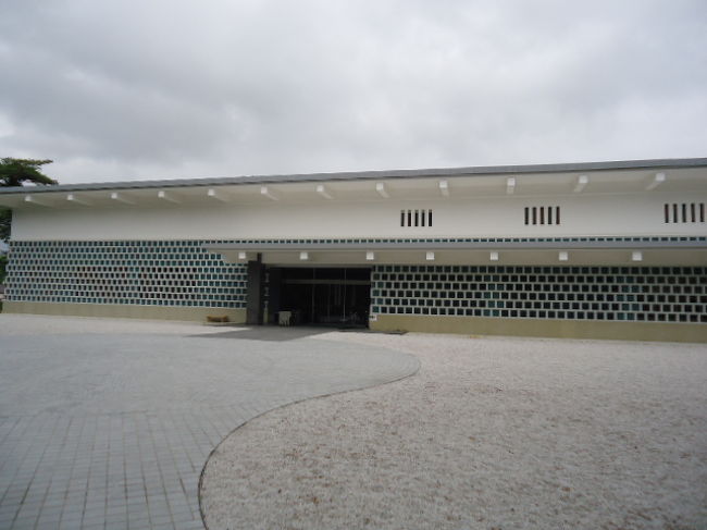 今回は名品コレクションが展示されてました。国宝「寝覚物語絵巻」とか重要文化財のものとか色々置いてあったんだけど、古すぎていまいち凄さがわからず。これ、去年も言ったような気がするが・・・。室町時代とか鎌倉時代のものがほとんど。お客さんも結構いたので早々に退散しました。<br />