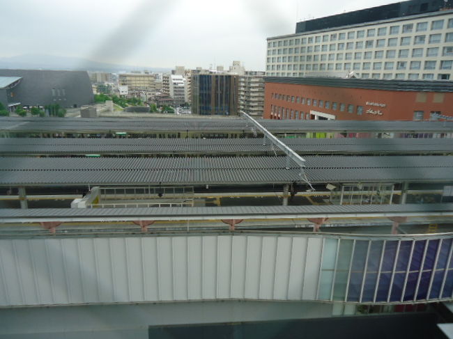 駅の真横にあるホテル。今回もトレインビュープランがあったので思わずのってしまったけど、このホテル大きかったのでどこの部屋からでも景色は良かったかもしれない。とりあえず一休み。<br />