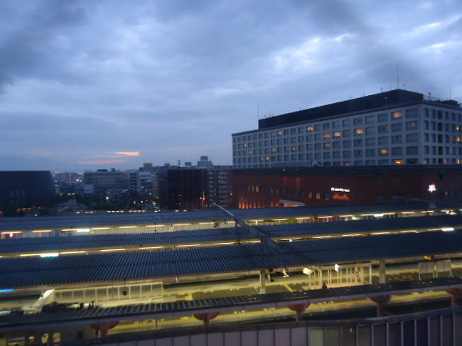 夜になり駅前を散策。お土産は明日買うことにして、とりあえず夜飯。ぶらぶらして結局弁当にしちゃいました。とりわけ名物とかなかったようなので。<br /><br />一日目が終了。明日は毎度のミュシャ館に寄ってからお帰りです。<br />