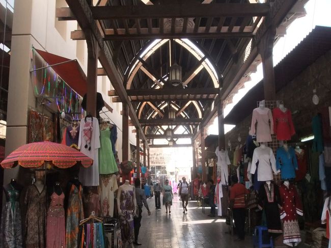 オールドスークでは、通りすがりにストールを肩にかけられるので注意。<br />そのお店に連れて行かれそうになるので面倒くさいので、適当に交わして進みます。<br /><br />小さいランプがかわいくて、つい買ってしまった。<br />置物系がやたらかわいかった。