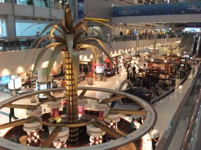 ドバイの空港はお店がたくさんありました。<br />スーパーもあって、乗継だけでも楽しいかも。