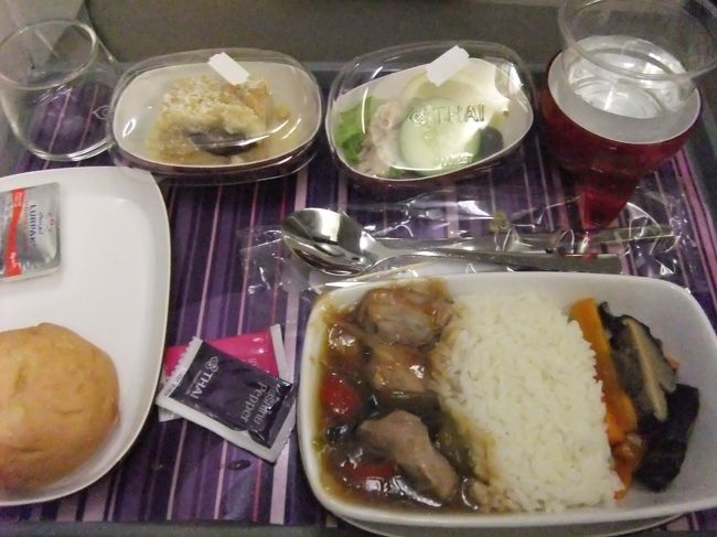 帰りもひたすら寝て、機内食で起こされた。<br />機内食微妙。<br />