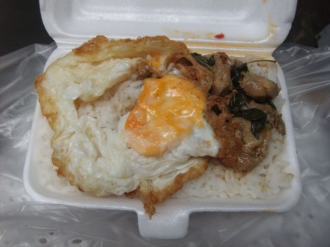 ガパオ25バーツ。<br />その辺で食べようとしたら、おばちゃんがイス貸してくれた。<br /><br />その後はいつものノッチマッサージで２時間のタイマッサージ♪300バーツ。