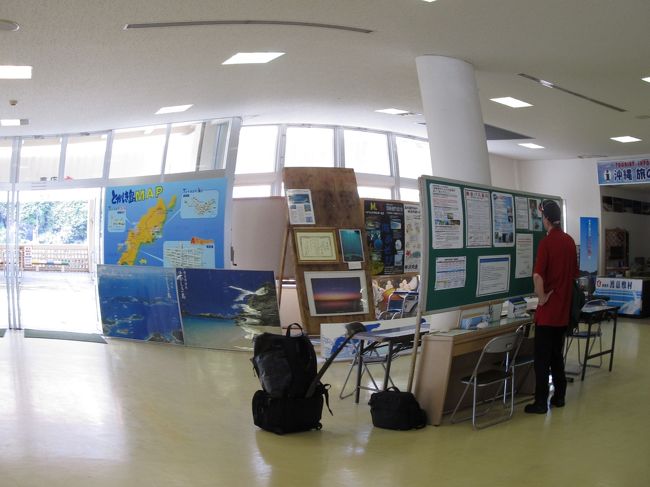 旅客待合所<br /><br />ＢＧＭは沖縄音楽でなく私が大好きなハワイアンが流れていました。ハワイアン音楽も島の雰囲気によく合っていました〜♪<br /><br />窓口で乗船名簿を記入し、クーポンを乗船券に換えます。<br />マリンライナーとかしき　渡嘉敷→泊　大人２４３０円<br />この時、渡嘉敷村環境協力税（１００円）を納めました。