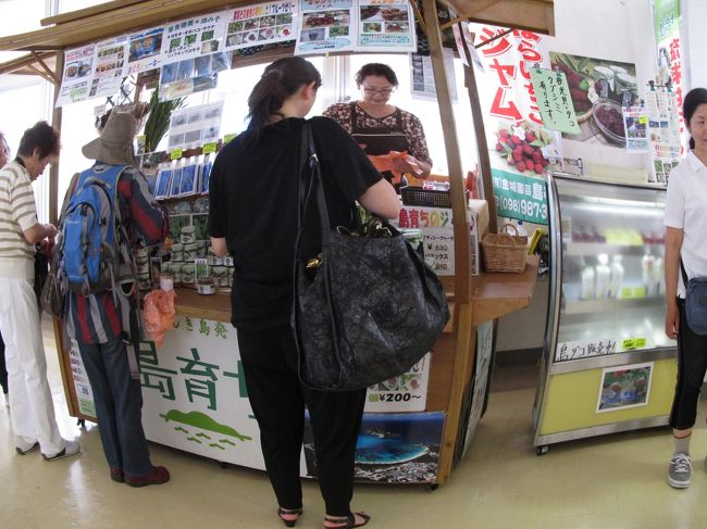 待合所内の手作りジャムのお店<br /><br />ホテルからのバスが着くと、たちまち人だかりができて、飛ぶようにジャムが売れて行きました。<br /><br />我が家は中高齢者二人の共働きのサラリー家庭、ジャムを購入してもなかなかゆっくり味わって食べる機会がないのであります。<br />そのため、ジャムは購入しなかったけど、帰宅してから調べてみると　こちらのお店は人気のお店だったのであります。<br /><br />http://www.shimamun.com/index.html