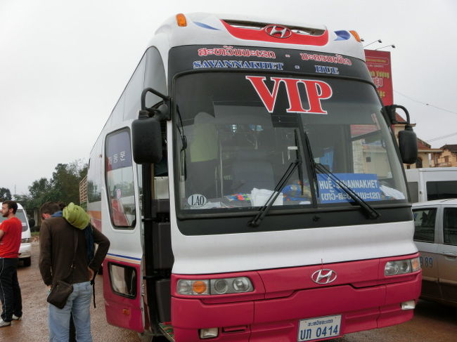 　　７：００宿をチェックアウトして待っていると７：１５ピックアップバスやって来て１０分でＢＴに到着。<br /><br />　　このバスがラオスのサバンナケート行き、寝台バスで５０,０００ＢＤ（２００円）追加料金を取られました。<br /><br />