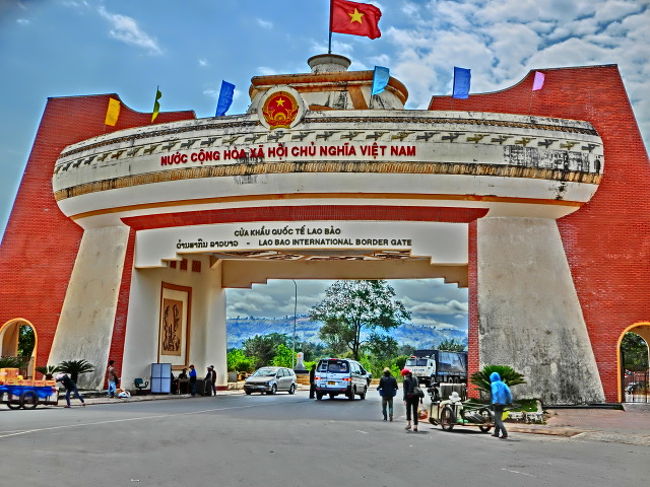 　　８：１０出発、１２：１０ベトナム国境の街「ラオパオ」に到着。<br /><br />　　ベトナムのボーダー前で降りて出国手続き。<br /><br />