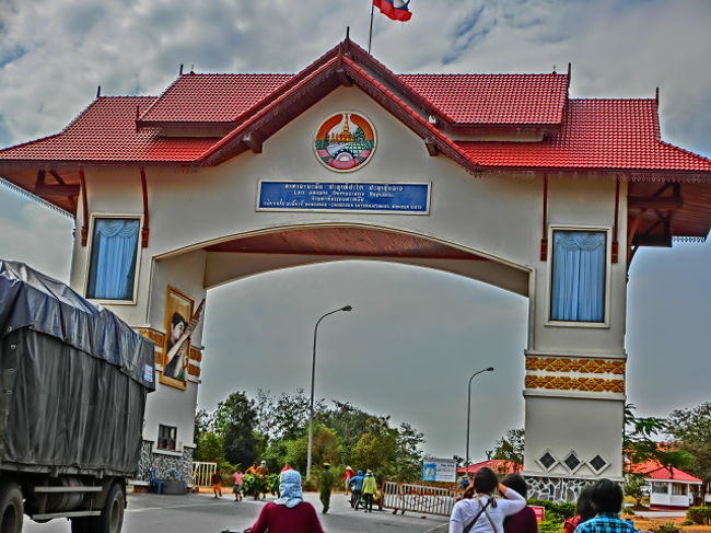 　　歩いてラオスのボーダーで入国手続き。<br /><br />　　日本人はノービザで１５日まで滞在できますが欧米系の人はビザの取得が必要で１時間以上待たされました。<br /><br />