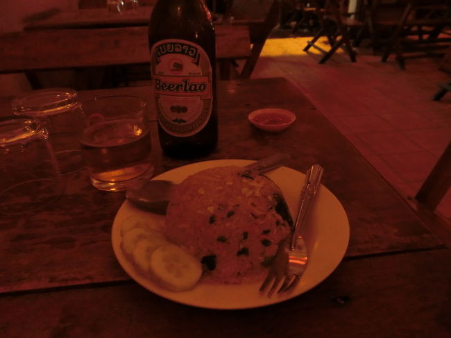 　　ラオス入国後すぐ食堂で昼食タイム。<br /><br />　　チキンチャーハンと缶ビールを注文（５５０００ＢＤ）、ここでも１時間以上待たされました。<br /><br />　　１５：００食堂を出発、ようやく南国らしく暑くなってきました。<br /><br />