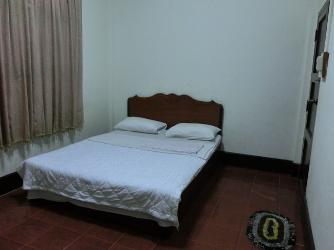 　シャワー・トイレ・テレビ付きで１０ドル、今一ですが日が暮れ他を探すには面倒でここに決めました。<br /><br />