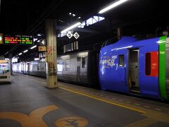 昨夜の梯子酒の影響も無く、すっきりと目覚めた。
6時45分に宿を出て札幌駅へと向かう。
天気も上々だ。
7時発の特急『スーパー北斗２号』に乗車。
さすがに黄金週間の最終日だけあり、車両が増結されていた。
だが、車内はそれほど混んではいなかった。