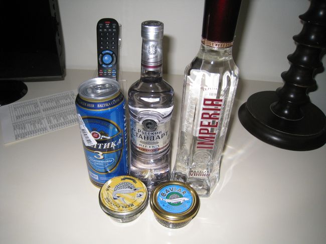 お土産物を買いたくて「パッサージュ」を探したけど、（店を）見つけられず。「ゴスティーヌィ・ドヴォール」の南東の角近くの酒屋で購入。ここも入り口が分かりづらく、入るのに躊躇したけど、中はドーナツ状になっていて繋がっています。ウォッカは安いけど、キャビア二缶合わせて２万円以上。何故か、青・黄ほとんど値段が変わらず、黄缶の方が粒が大きい。本物かどうかは不明。