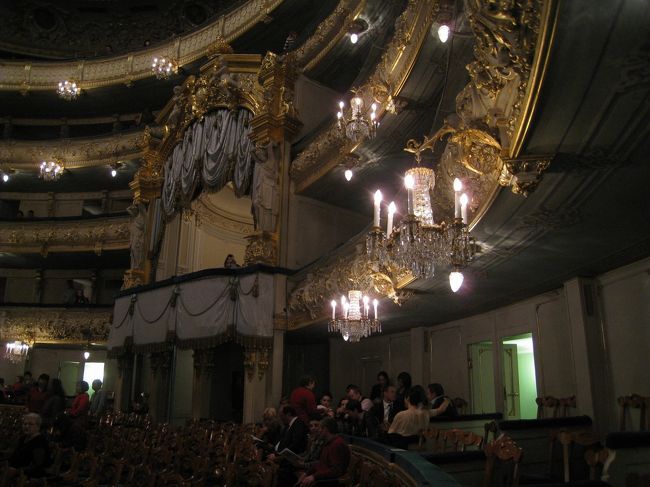 休憩時間に飲み物を思ったが、ごった返していて諦めた。階下に降りて、自分の座っている席を見てみる。センターのボックス席の壁を隔てた隣。ボックス席には韓国の方と見受けられるご婦人方でうまっていました。