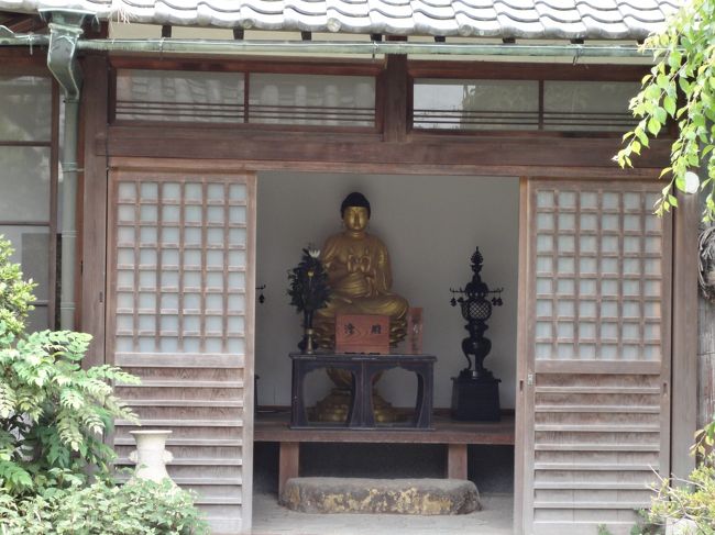 塀のあちこちに門があって、このようなお仏像が見えます。