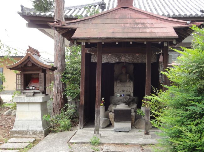 お堂の横には、祠がありました。