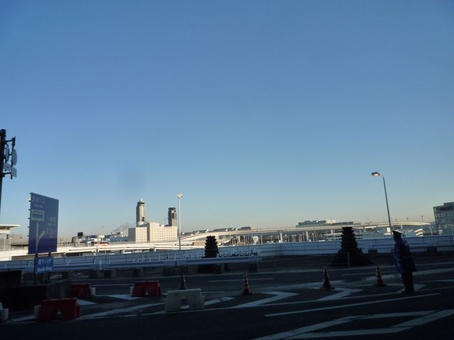 ☆１日目☆<br /><br />朝から冬晴れの成田空港。<br />ソウルも寒さ緩んでいますように・・・<br />２月のソウルは初めてだから、どれだけ寒いのかちょっぴり不安。。