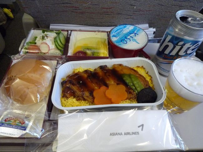 早速出た機内食。<br />そうだった！ＯＺはホットミールだったんだよね。<br />空弁に慣れっこになってたけど、やっぱあったかい食事はいいね！
