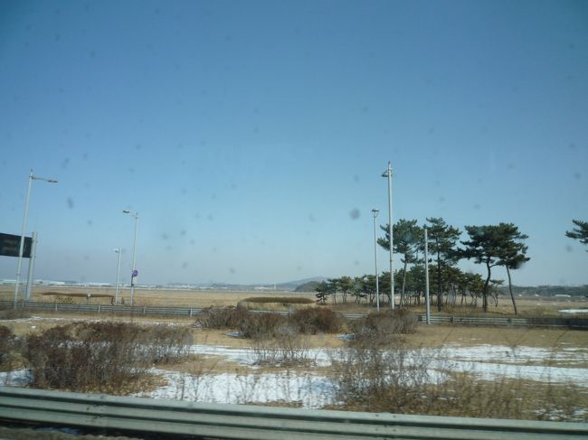 早速、バスに乗ってホテルまで。<br />Ａ−ＲＥＸと迷ったけど、行きはバスで。<br /><br />所々雪があるけど、いいお天気で良かった♪