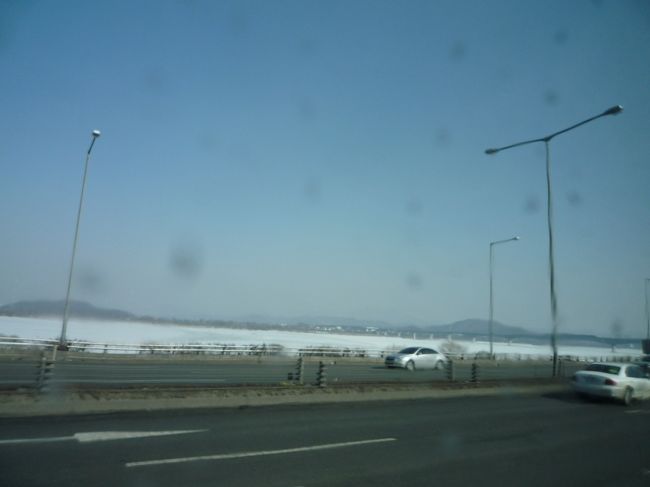 しばらく走ったら、何やら見えてきたよ。<br />うーんと、こんなとこに白い平原なんてあったっけ？？って、思っていたら・・・<br />何と！漢江が凍ってたのでしたっ！！<br />あの大きな漢江が凍るなんて、どんだけソウルは寒いのー？<br />