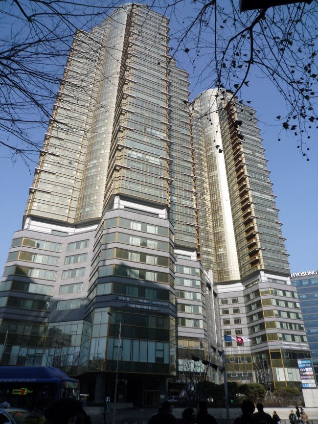 ＩＣＮからバスで約１時間、ホテル到着！<br /><br />今回のホテルは“ＬＯＴＴＥ ＣＩＴＹ ＨＯＴＥＬ ＭＡＰＯ”。<br />昨年３月以来２回目の宿泊。<br /><br />出来たばかりでキレイだし、地下鉄５・６号線とＡ−ＲＥＸも止まる孔徳駅に直結。<br />しかも、地下にはロッテマートの小さいバージョン“ロッテスーパー”もあってとっても便利。<br />近くには２４時間のチムジルバンや居酒屋もあったりして、なかなかＧｏｏｄなロケーション。<br /><br /><br />