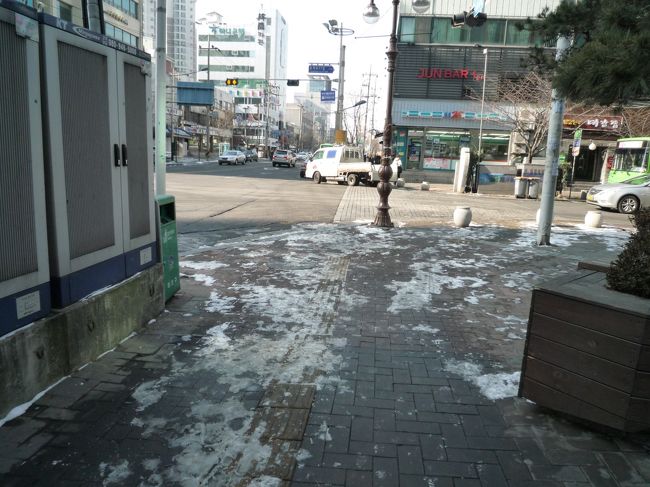 物色が終了したところで、ランチへＧｏ！！<br /><br />歩道の雪が凍って滑りそう。<br />この前１２月の時と変わらず、思ってたほど寒くないような。。