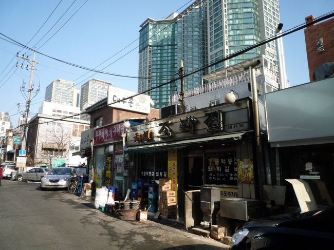 １駅地下鉄に乗ってきたのは、麻浦。<br />麻浦はデジカルビのお店が多いことで有名な場所。<br /><br />今回は“ウォンジョチョバチッ”へ。<br />ソウル１おいしいデジカルビ屋さんなんだって。