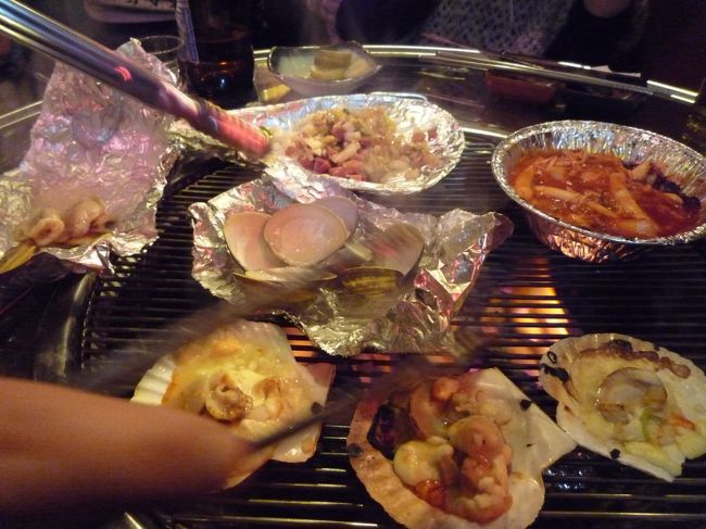 真ん中のホイルに包まれたアサリみたいな貝が美味しい！<br />しかも、１つ１つ殻から取ってくれるの〜！