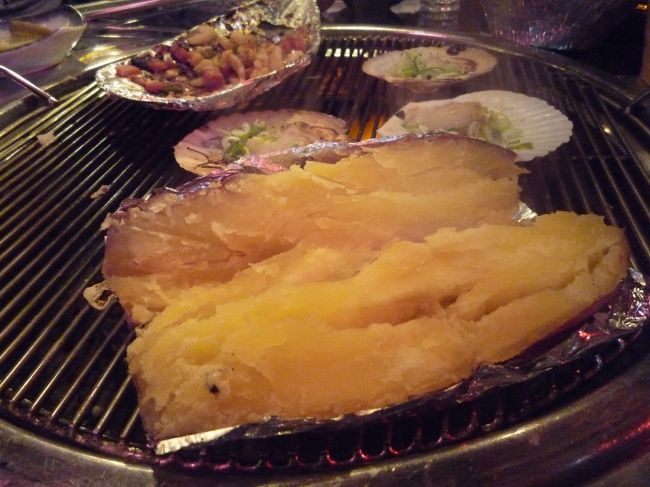 じゃじゃーん！<br />貝焼きの他に“焼いも”が出てくるよ！<br />網の下にずっと仕込まれてたのー<br />コグマケーキじゃなくって、焼きコグマが食べれました（笑）<br /><br />そうそう、コグマは小熊じゃなくって、さつまいものこと！<br /><br /><br />