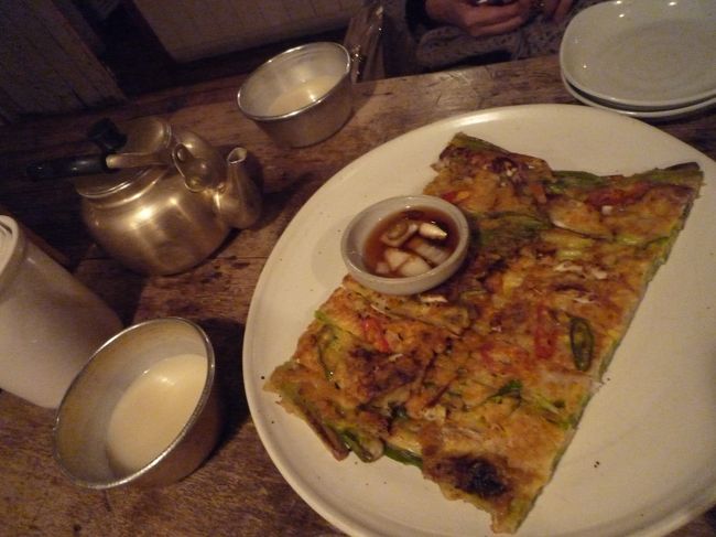 ２本目は梨マッコリ！<br />マッコリにはチヂミが合うね〜！！<br /><br />１番美味しかったのは、３本目に飲んだゆずマッコリ！！<br />このお店オリジナルマッコリなんだって〜！<br />生マッコリにゆず茶を入れてる模様。<br />日本帰ってもやってみよっと！！