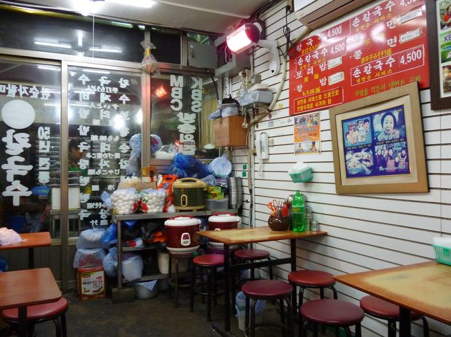 本日ラスト３軒目♪<br /><br />南大門にある“ ハンスンジャハルモ二ソンカルグッスチッ”<br />カルグクスのお店。<br />２４時間のこのお店、日本のＴＶ番組でちょっとした有名店。