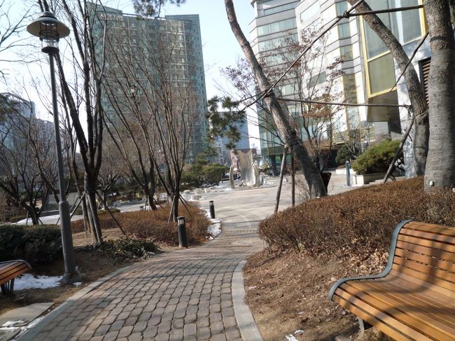 ☆２日目☆<br /><br />清々しい（だろう）朝。<br />睡眠時間４時間だから、まだまだ寝足りない・・<br />眠い目を擦りつつ、チムジルバンへ。<br />日曜朝のチムジルって初めてだったけど、こんなに混んでるとは！<br />ヨモギ蒸しで１時間爆睡して、お風呂入ってスッキリ！<br />