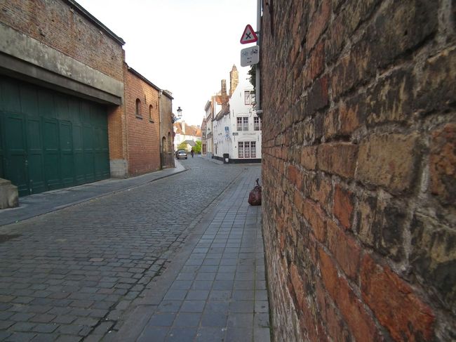 　朝まだ街がさめやらぬ時間には歩いている人もいなくて、通りすぎる車のタイヤの音だけが響きます。