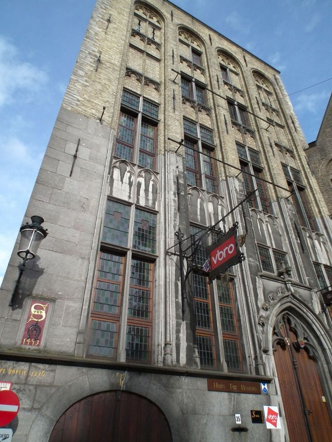 　どうもガイドのいうことをちゃんと聴いていないものだから、判然としないのですが、これは多分取引所だと思うのですが、1493年という札がかかっているんですよ。今から500年以上も昔の建物だと思うと妙な気持ちになってきます。