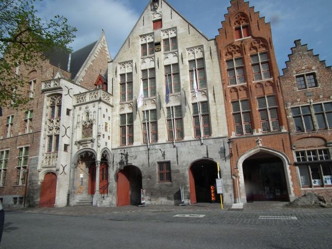　この辺はマルク広場の裏側といえばいいのでしょうか、このあたりがこの街の始まりだったようです。この建物を見ると階と階の間の壁に鋳物の棒が並んでいます。これは何かというと、床板を支えている針を壁に固定しているもののようです。<br /><br />　こうした建物がこの街でもそうですが、ゲントあたりにいっても同じように並んでいるところが残っています。