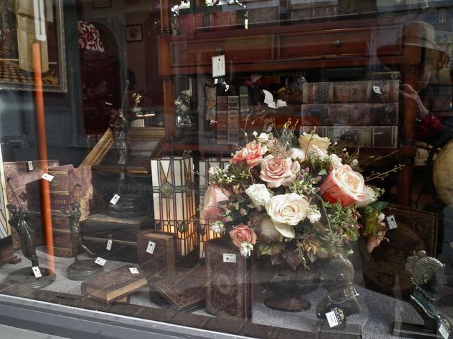 　こういう街はやっぱりアンティークショップがあります。しかし、元社会主義国なんかと違ってちゃんとした値段がついていますからなかなか掘り出し物にはぶつかりませんね。