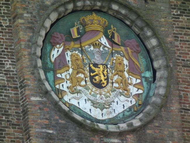 　壁にはこんな紋章がついています。やっぱりライオンですよね。