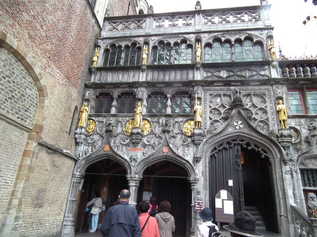 　ここまでやってくると、お〜、ガイドブックで見た建物だ！と思ったら聖血礼拝堂でございます。