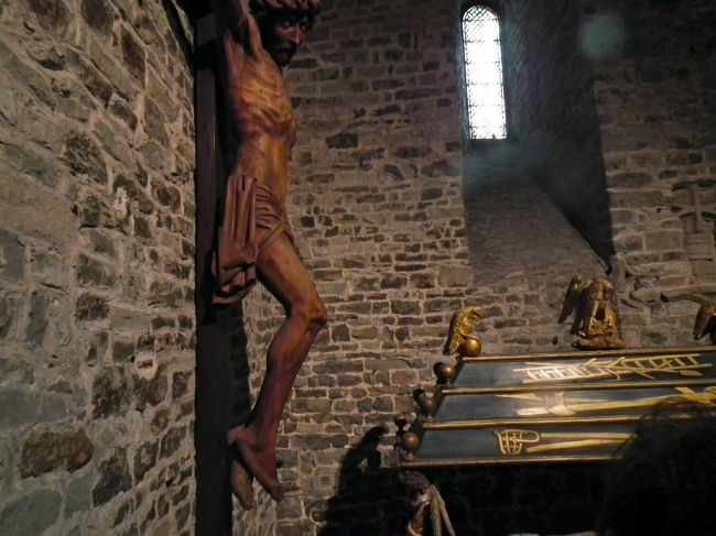 　小さな石を漆喰で固めた建物の内側がなんだかそういう模様のように見ることができます。