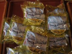 お勧めを尋ねたら、エビ饅頭。乾燥した桜えびの粉末を生地に練りこんだということでしたが、基本は人形焼きのようなまんじゅうです。一個100円。ただ、私が感心したのは、「夜の雪」。広重の傑作で、雪の蒲原を描いた浮世絵にちなんだお菓子。生地にごまを練りこんだサブレのようなお菓子。文句なくおいしいし、コクがあります。腕がしっかりしてると何を作ってもさまになる。そんなお菓子屋さんだと思いました。

