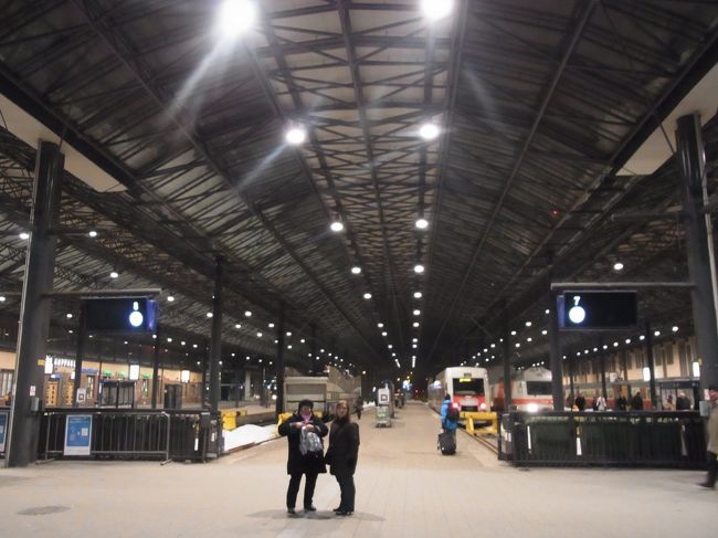 夜の駅の構内。