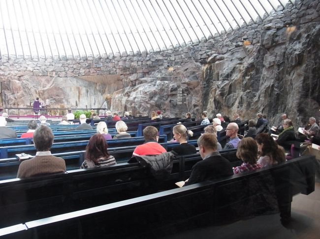 テンペリアウキオ教会の日曜礼拝。パイプオルガン、ソプラノ独唱、ヴィオラ・ダ・ガンバ演奏など、豊かな時間が過ごせた。