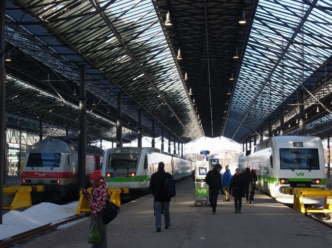 昼間の駅はやはり賑やか。