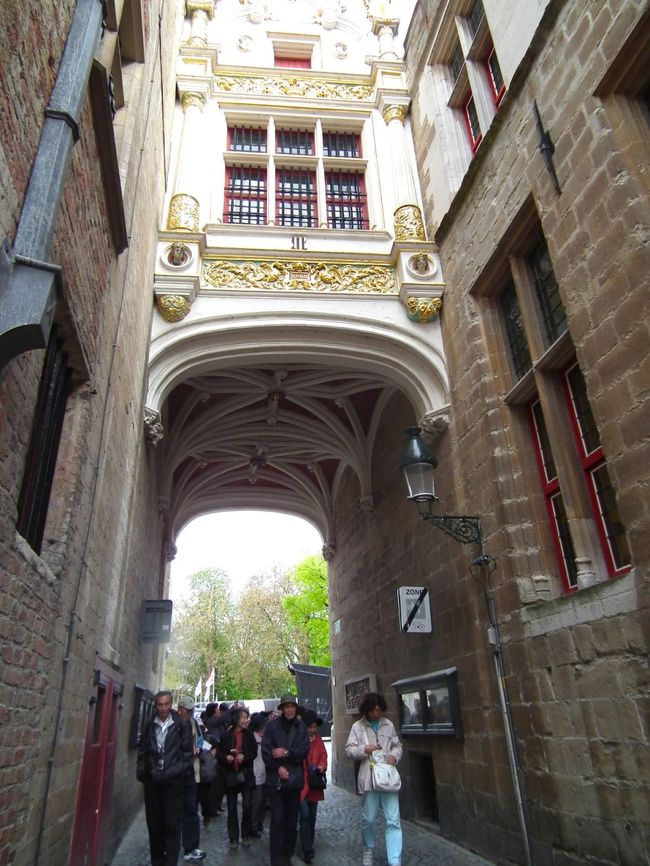 　ブルク広場から聖母教会の方に抜けていきます。