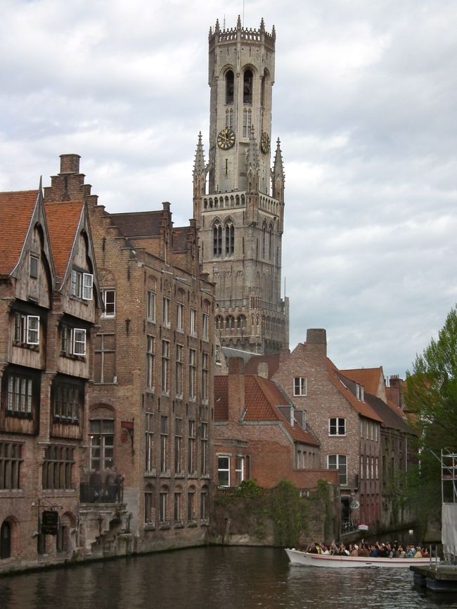 　運河の横まで出てくるとこんな具合に船が走っています。何カ所からも出ていて、本当にそれはもうたくさんの観光客がほんの少しの間ですが楽しそうに乗っています。<br /><br />　確かに乗り物は楽しいし、水の上から見る景色はまたひと味違うのでしょうけれど、そして、自分も乗ったのですが、冷静になってみると、何が楽しかったのか良くわからんのです。